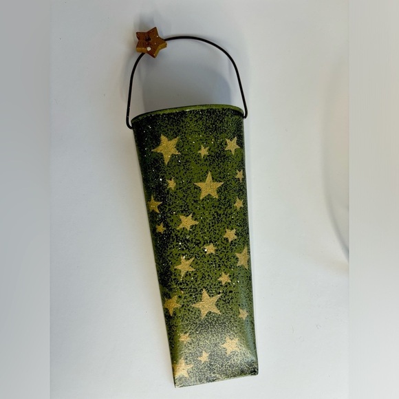 BIRDHOUSE, BOYD’S WHEELBARROW AND HANGAR DECOR - Picture 4 of 6